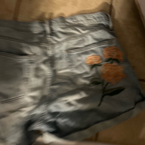 GAP jean shorts with embroidered back pocket. - Picture 7 of 12